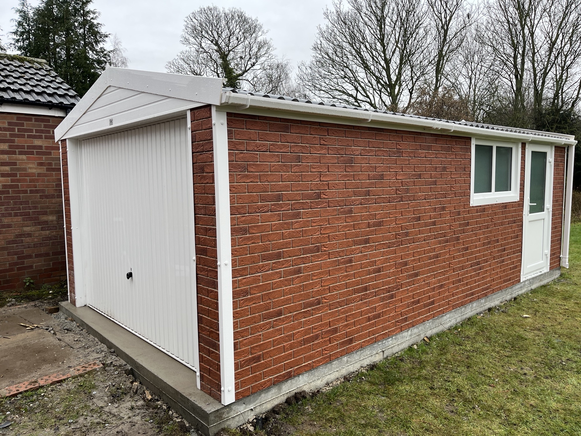Brick-effect insulated steel garage